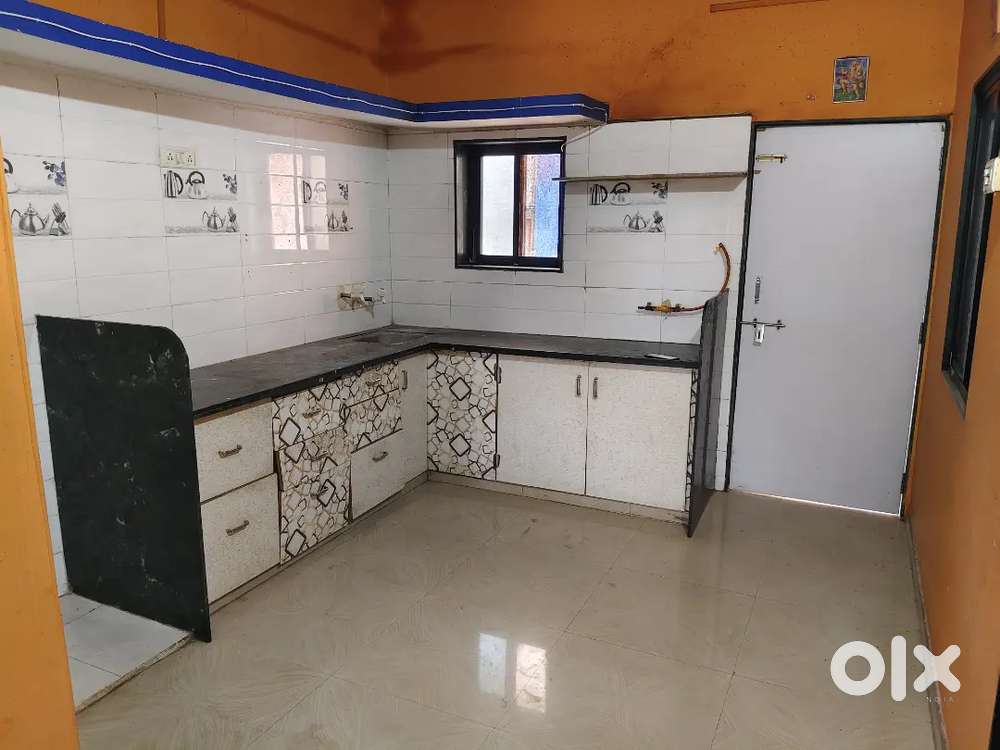 3BHK SEMIFURNISHED HOUSE WITH 24HRS WATER FACILITY,GAS LINE & AC AVAIL