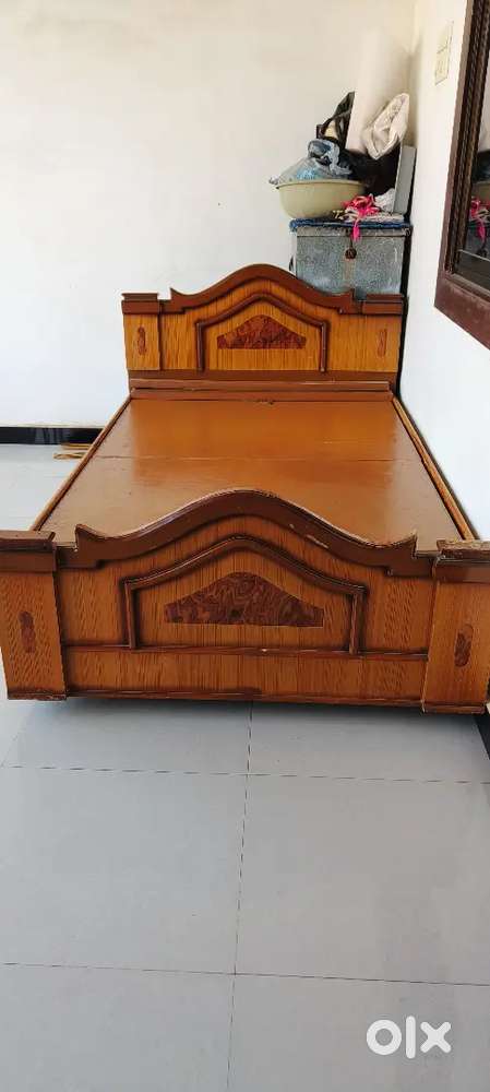 Box seti (wooden bed) very good condition with mettress 4x6 ( gadlu
