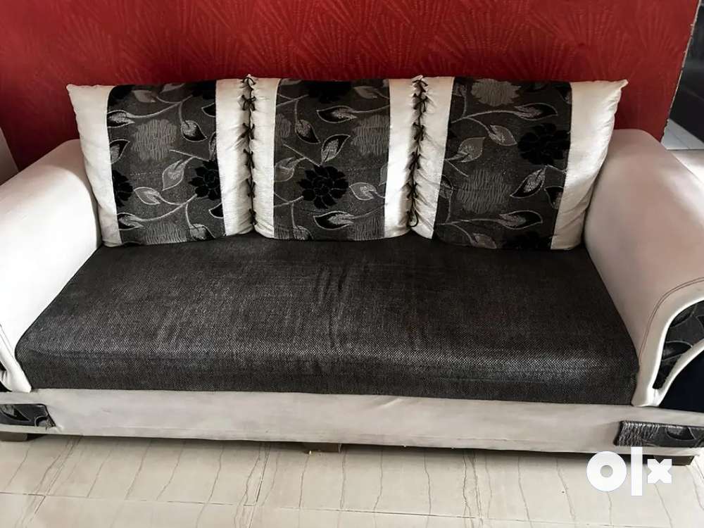 3+2 seater sofa with center table