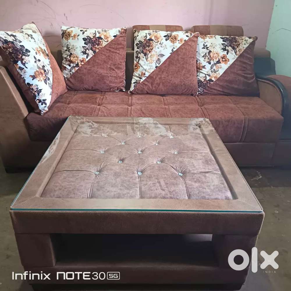 Premium quality sofa set with table