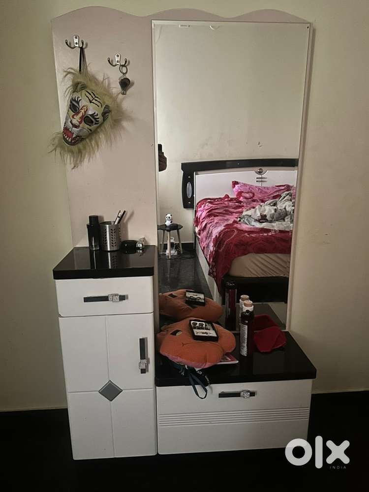 Dresser with mirror stand