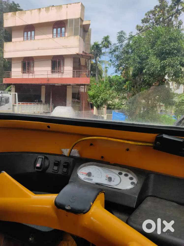 Shifting or moving with three wheeler auto