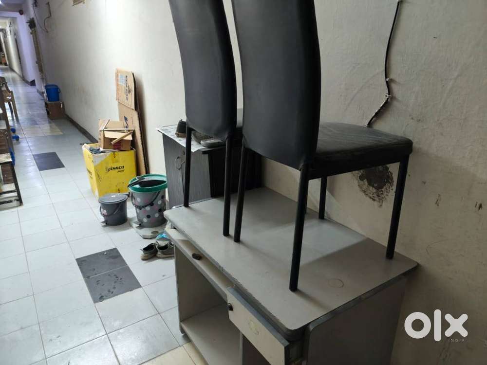 COMPUTER TABLE AND CHAIR