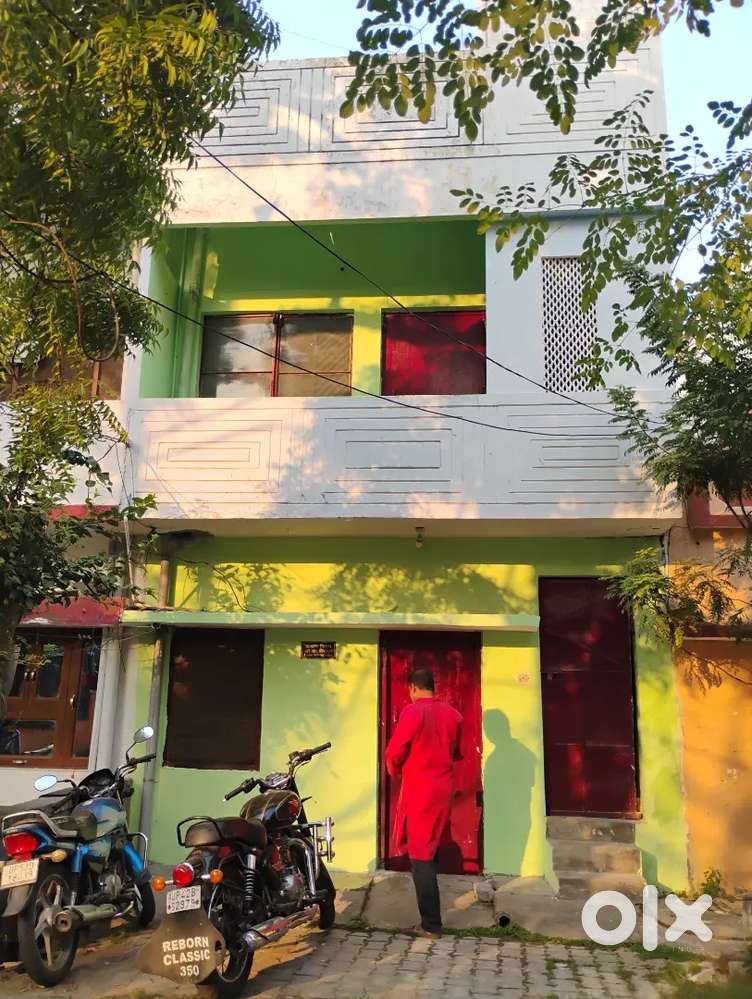 2nd floor,park facing, 1 room set  avlble in aliganj near sangam