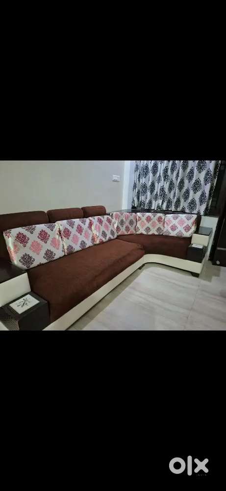 L shaped sofa to accentuate the corner