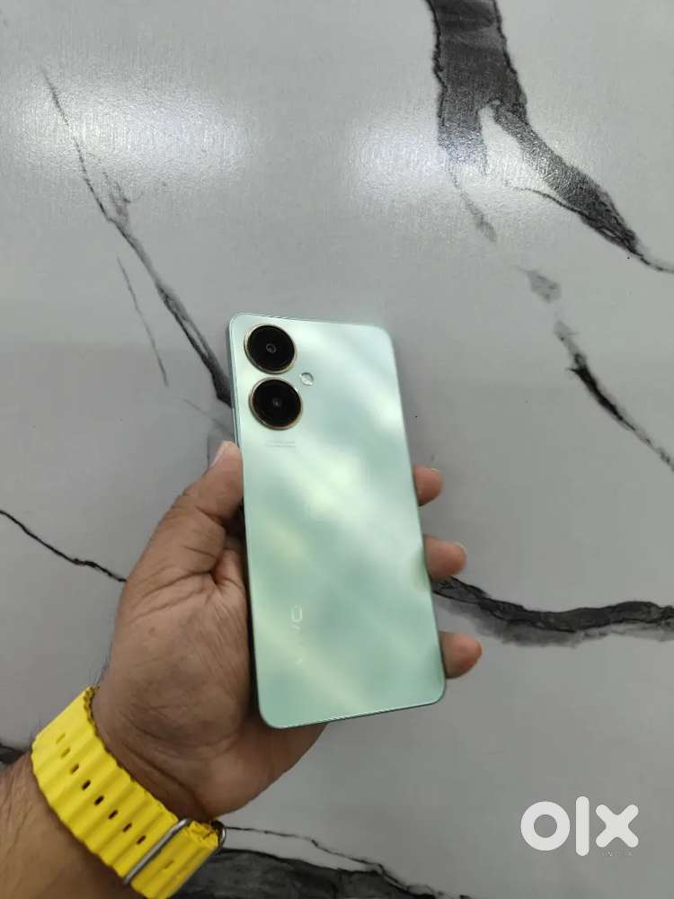 VIVO V27 128GB IN IMMACULATE CONDITION AVAILABLE AT LOWEST PRICE