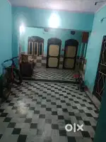 Ground floor ka ghar rent k liye niche 3 kamre hain 2 bhi le skte hain