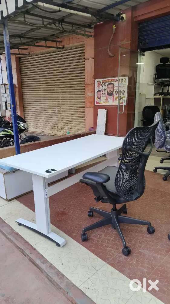 Steelcase height adjustable table with excellent condition