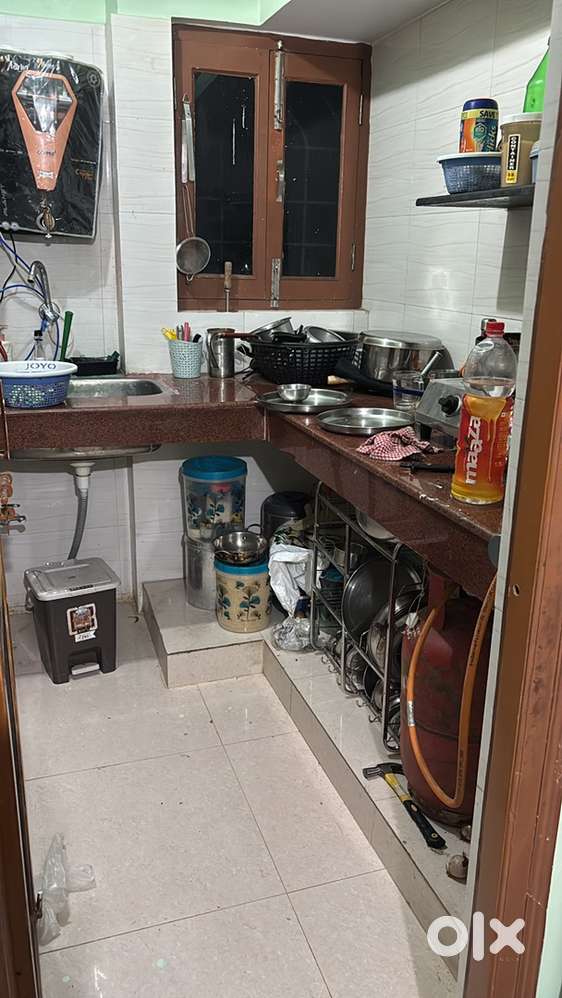 Humko ek male ya female person chahiye