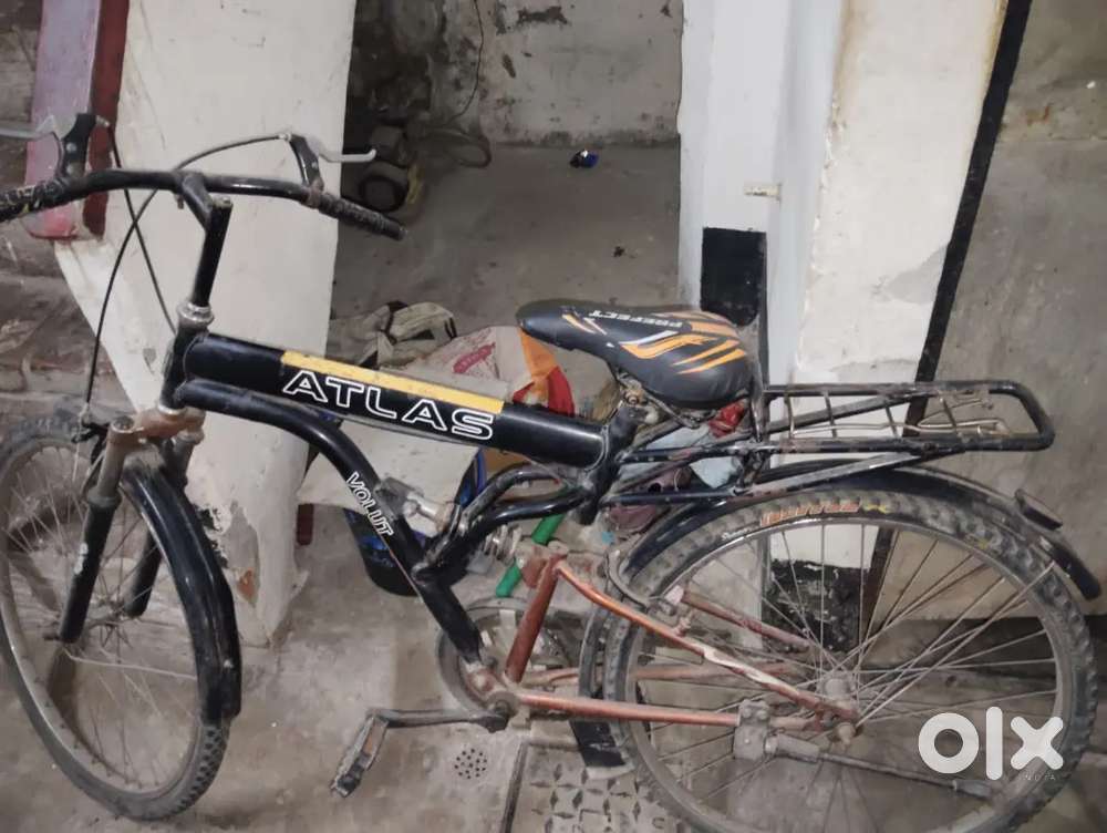 Bike khareed liya hai isliye cycle bechna  pad raha hai
