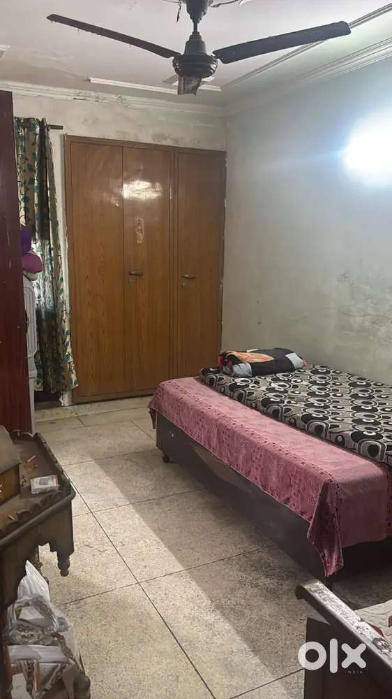 Needs only female for pg