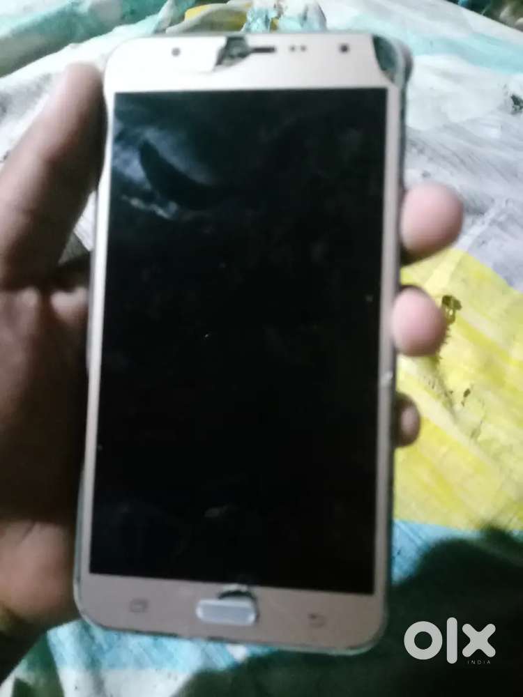Bhai phone ma battery or folder ke dekate ha