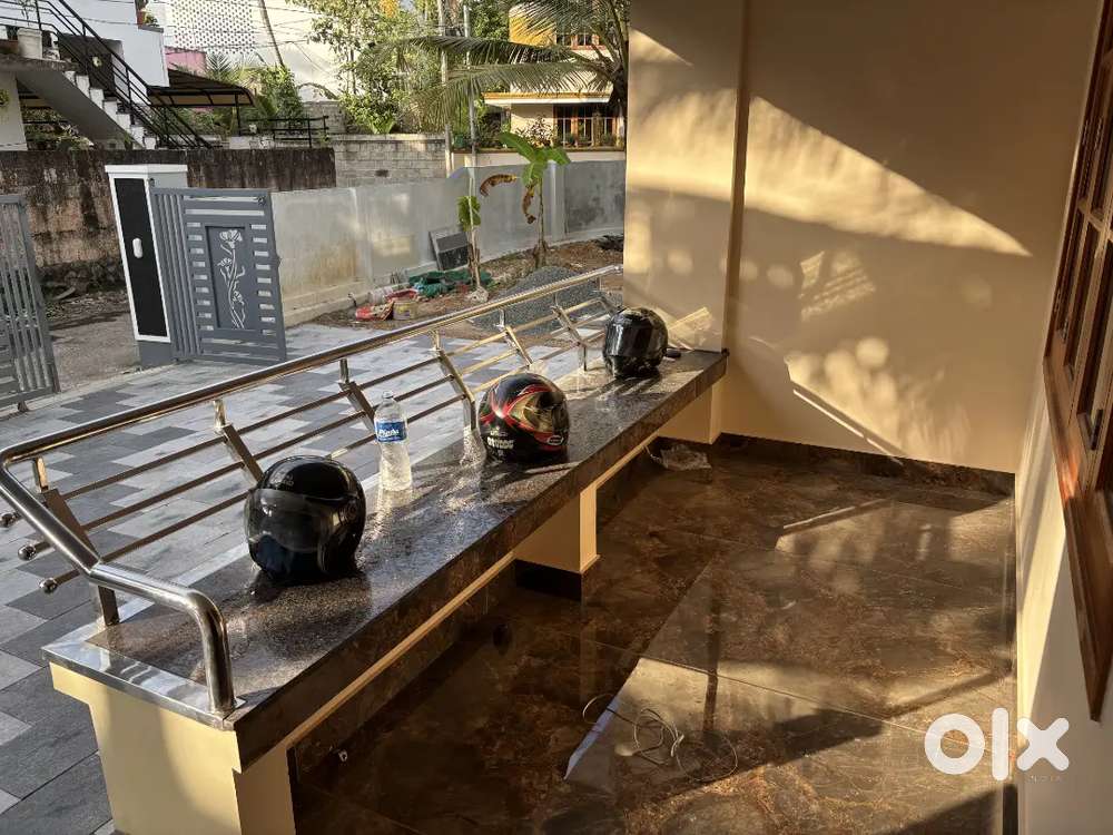 Gfloor for rent. Near Arakath Devi Temple. Bank Lease preferred.