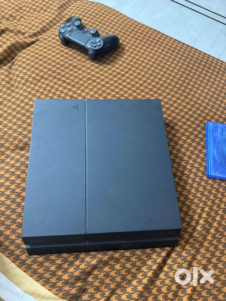 Ps4 in new condition with four cd and genuine controller