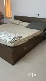 King size wooden cot