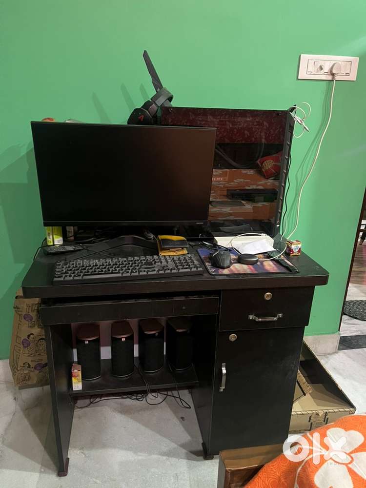 Computer table for sals