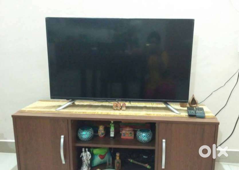 46 Sleek and Slender Samsung UltraHD LED TV with 2160p USB n HDMI mint