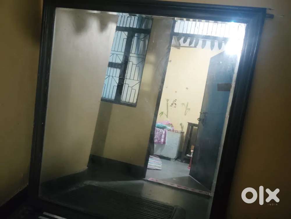 Wall mirror for sale – bilkul saaf aur perfect condition mein.