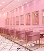 Nail artist