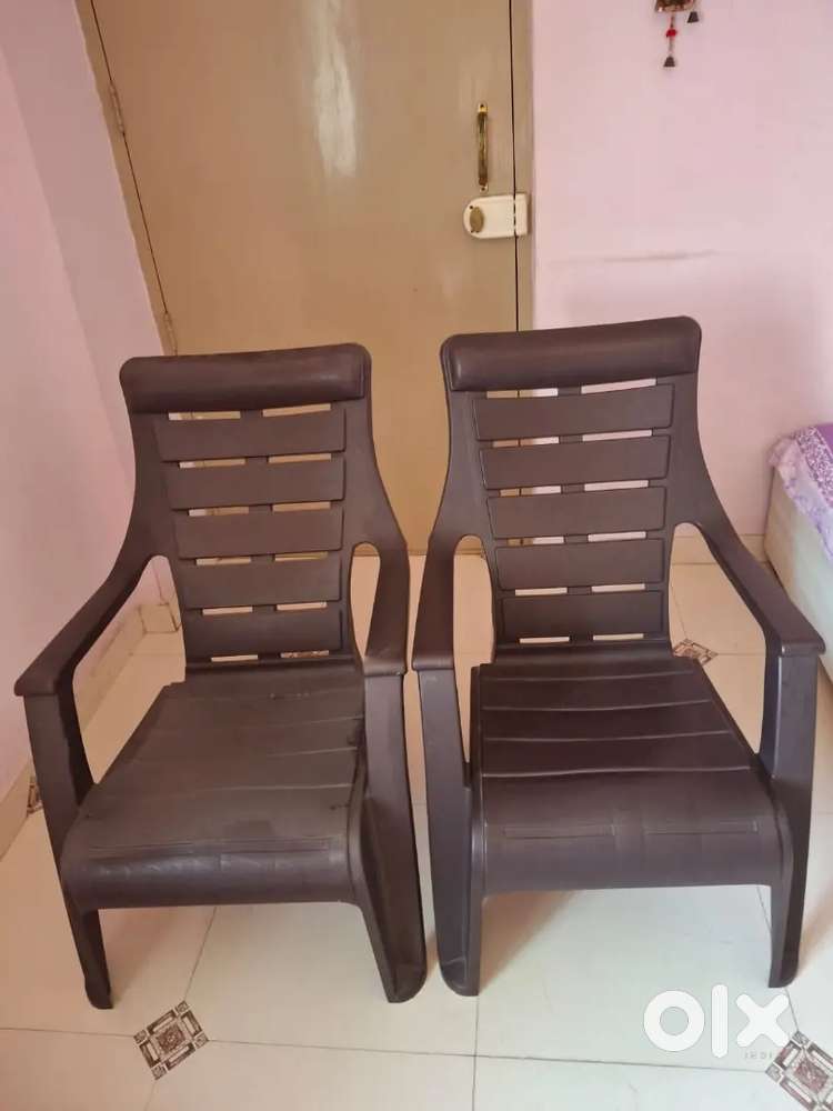 Dewan bed (3x6feet), Temple, 2 plastic chairs