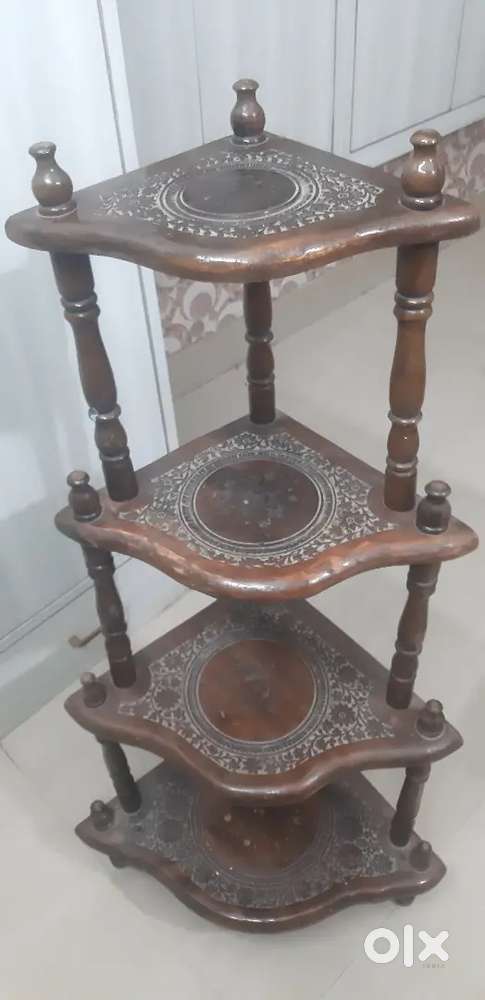 Wooden corner table to keep things