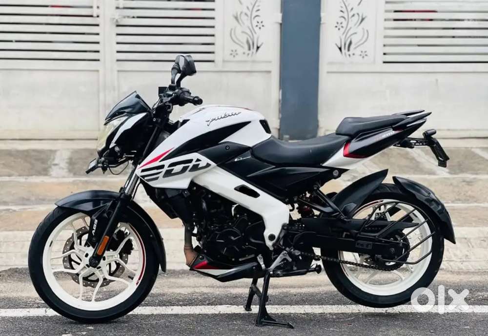 BAJAJ PULSAR NS 200 (2022)