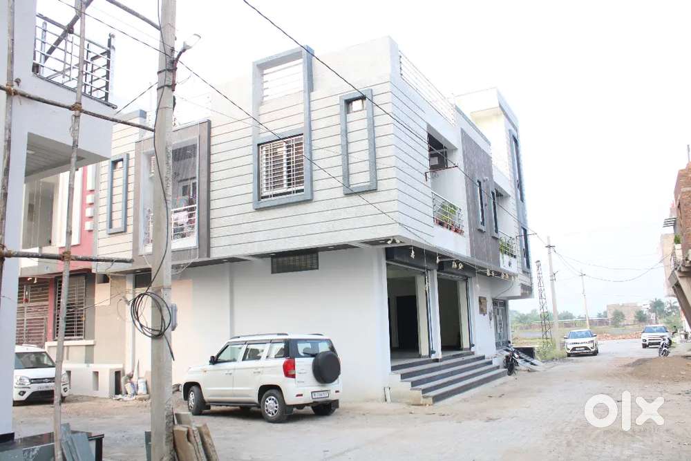 1200sq feet hall with 1office & 2 set washroom for shop/office use.