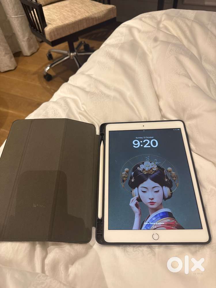 Ipad 8th Gen (wifi+32 GB), luxor stylus plus 2 premium cover