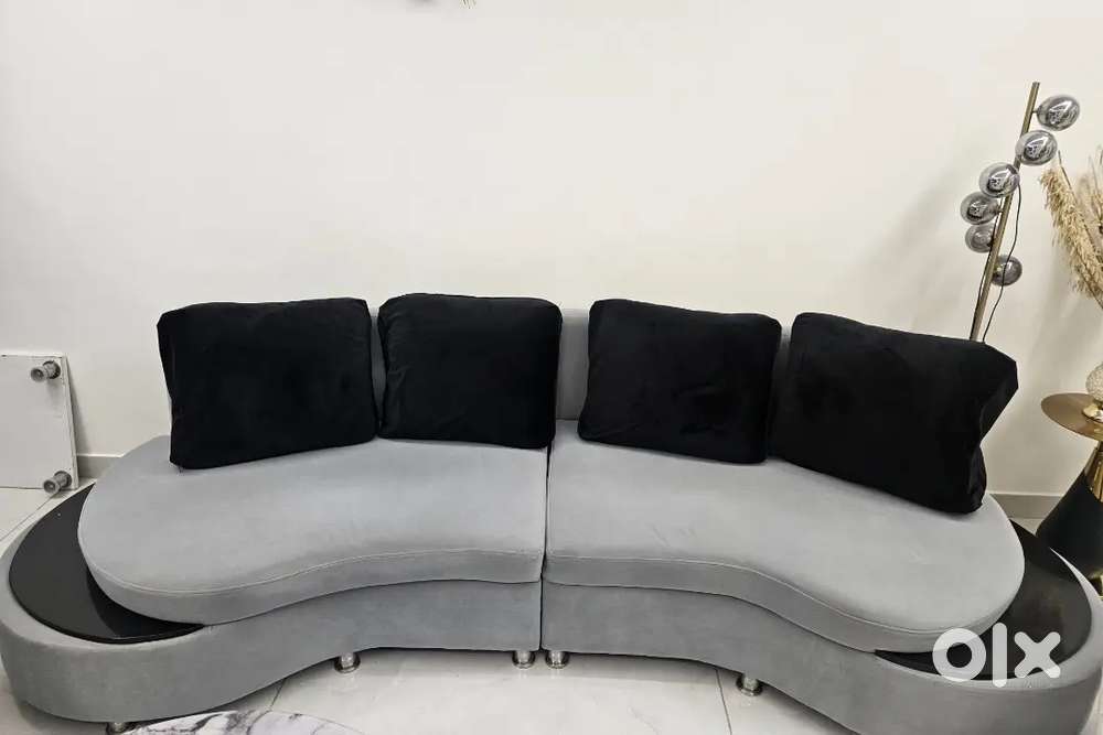 4 seater modern sofa new condition in grey color