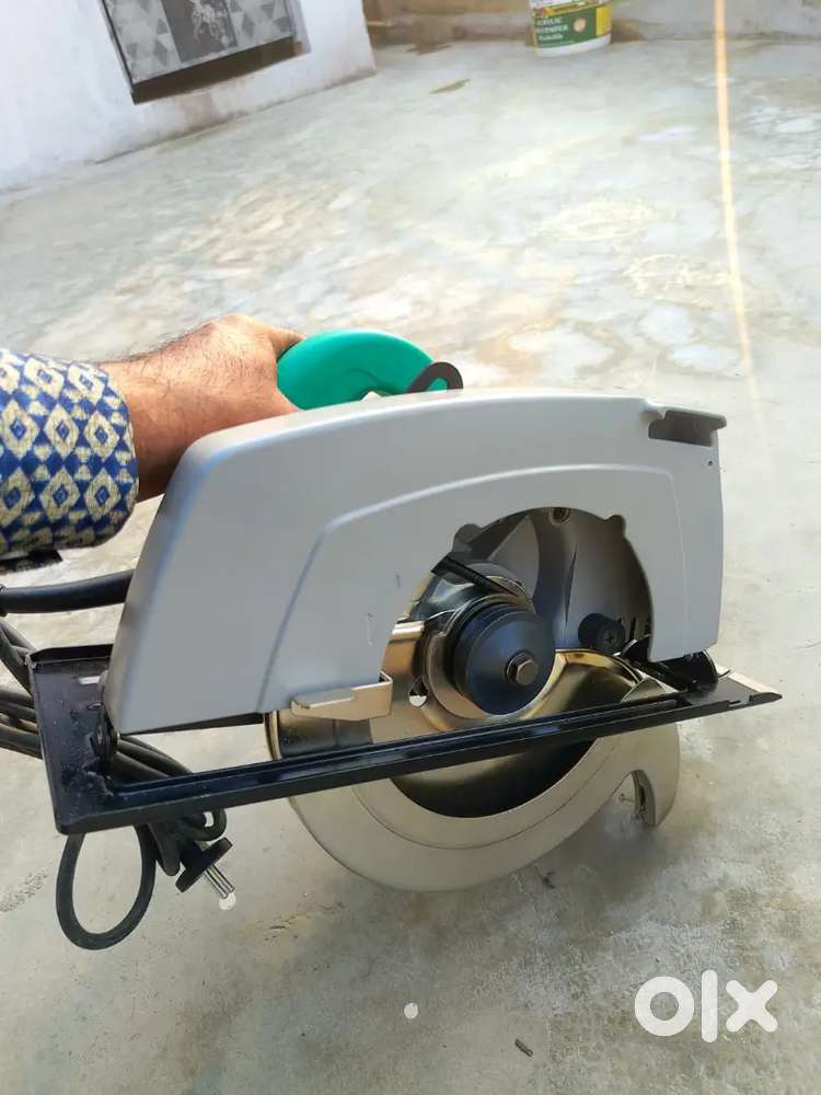 Playwood cutting machine