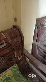 सागौन का सोफा बेचना है