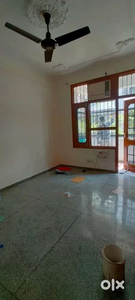 Servant room plus GROUND 3bhk 3bath ultramodern 38 facing park family