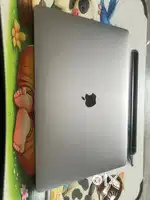 Macbook Pro A1990 15.4 inch 32 GB ram 6 GB graphics cars