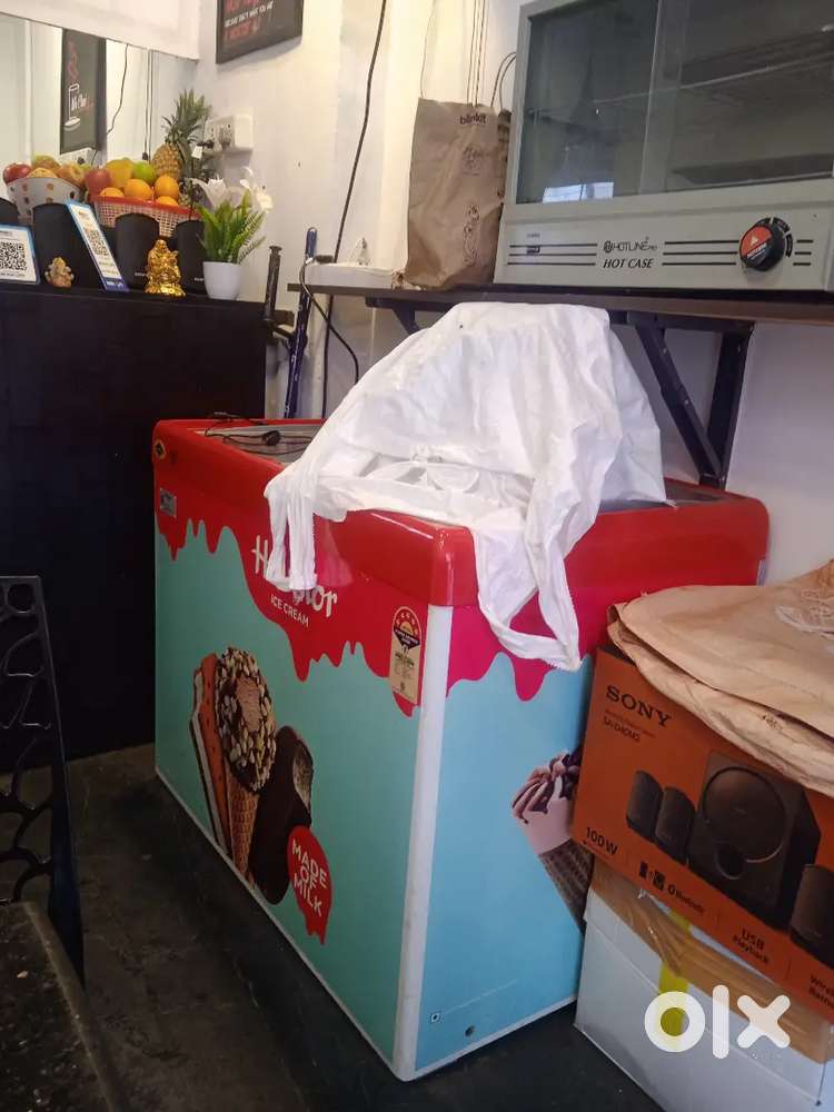 De friger for ice cream and milk