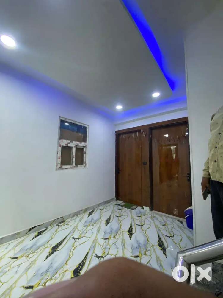 REDDY TO MOVE LUXURY 2BHK FLAT ON PRIME LOCATION OF NOIDA EXT.