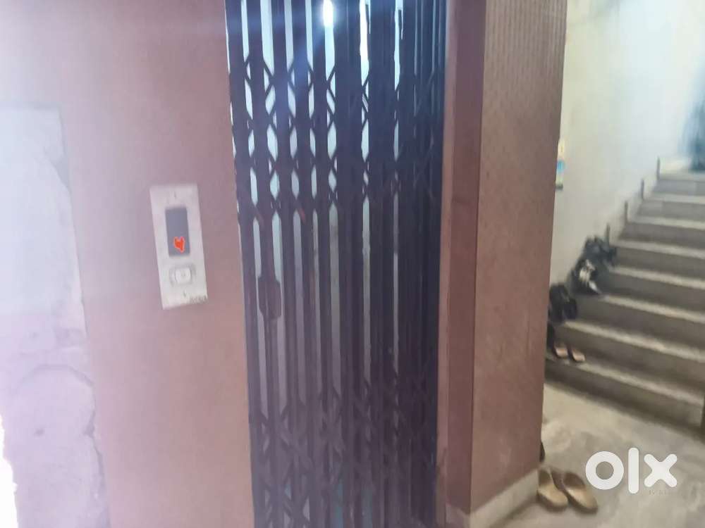 Nearby to metro station school reliance dominos mall hospital