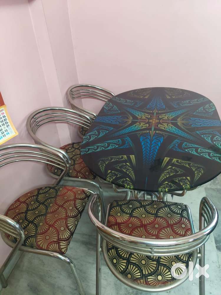 Mint condition Dinina table unique and gorgeous piece now defects .