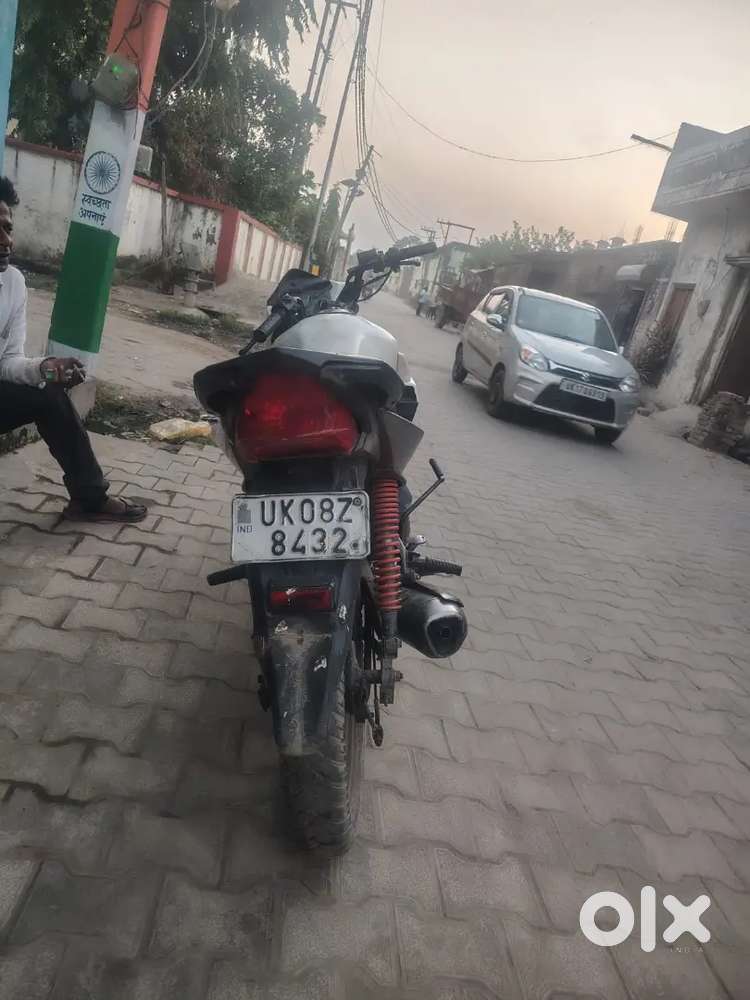 Bike acchi condition mai hai Tyre ok hai dent nhi hai kahin pe bhi