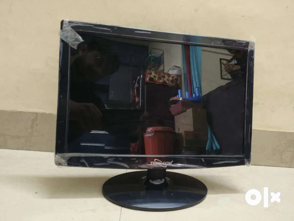 15.4 Inch Desktop. LED in Good Condition
