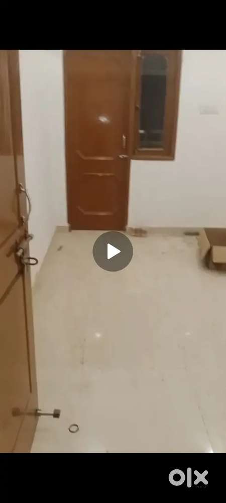 2 side facing hai 4room hai 4 toilet hai ground floor pe duble shutter