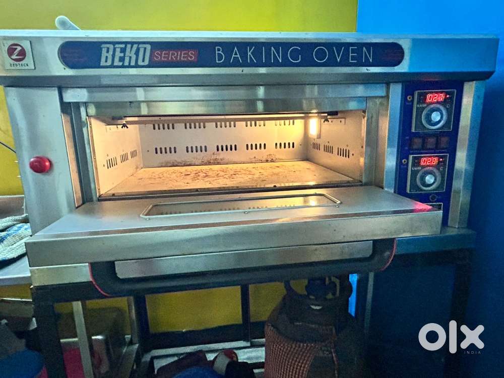 Baking oven with stand