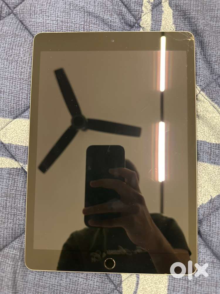 Ipad 9th generation (screen is cracked)wifi only 64gb 10.2 inch