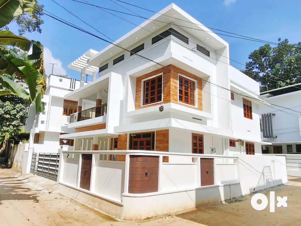 EXCELLENT NEW 5BHK 2700 SQFT 5.100 CENT SPACIOUS BEAUTIFUL HOUSE