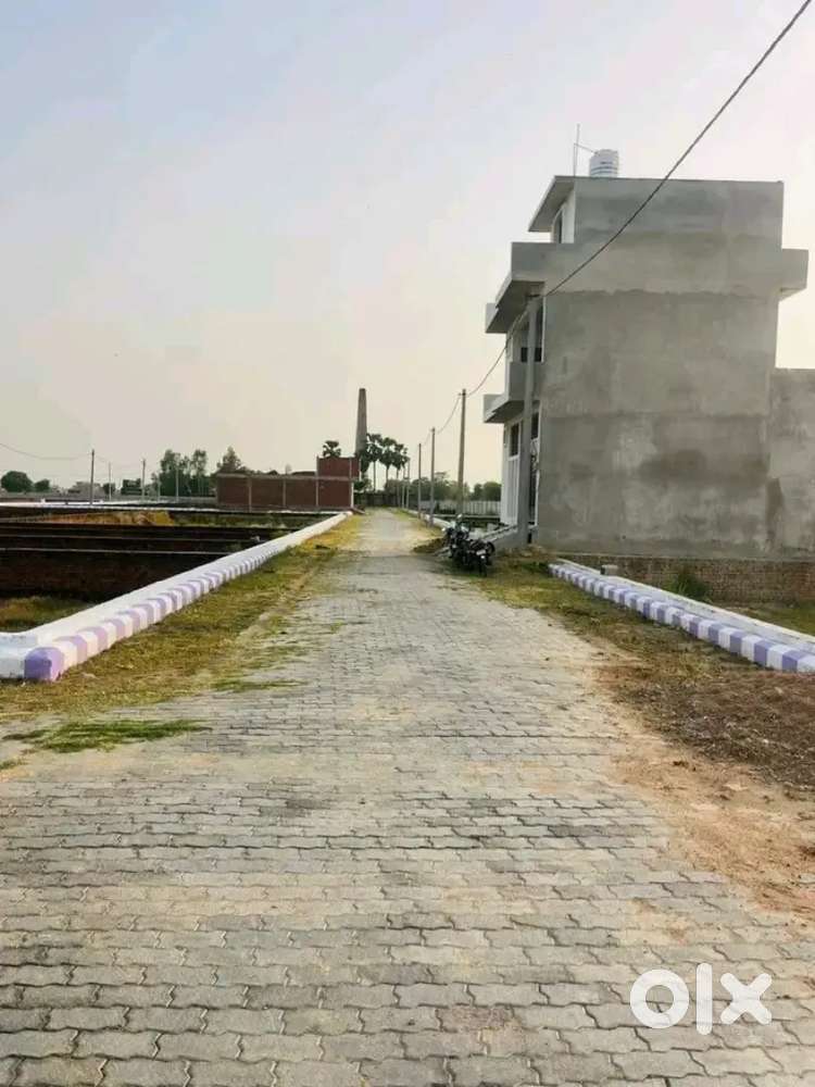 बेस्ट लोकेशन पर कानपुर रोड बंथरा मार्केट में plot