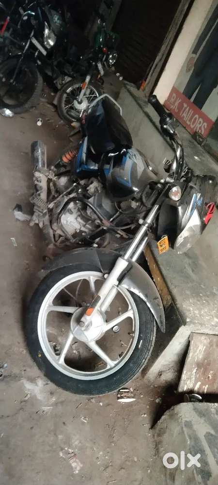 Main apni bike bekh raha hun