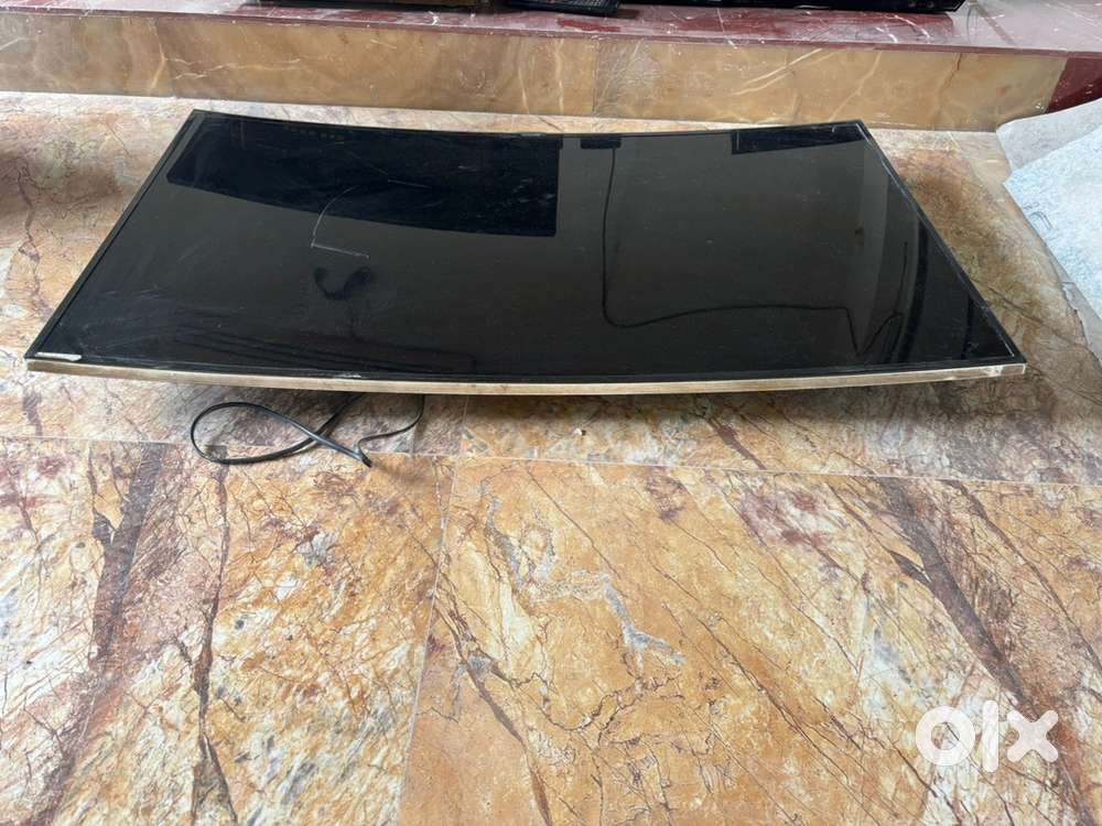 Combo deal- Samsung Curve TV 4K, 1 Samsung normal TV, electric tandoor