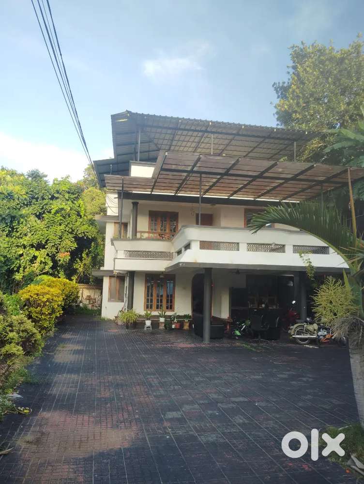 5 BHK House 10.25 cents with 8 cars parking area