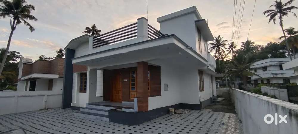 5.5 cent 2 bhk with stair room thattamala 50lacks