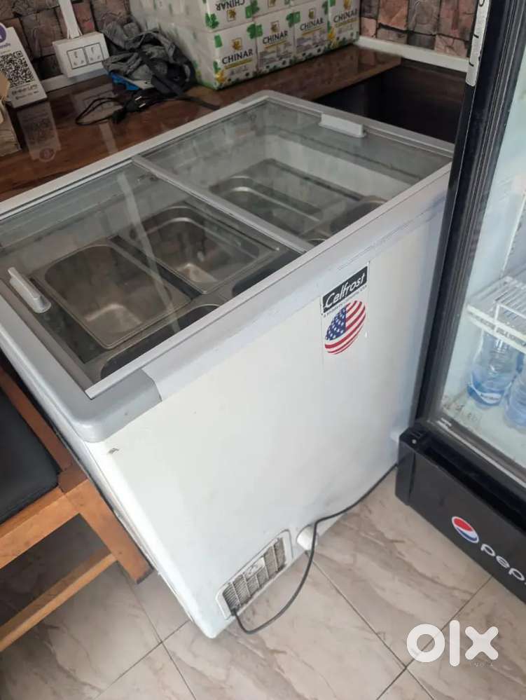Glass top celfrost freezer with ice cream container