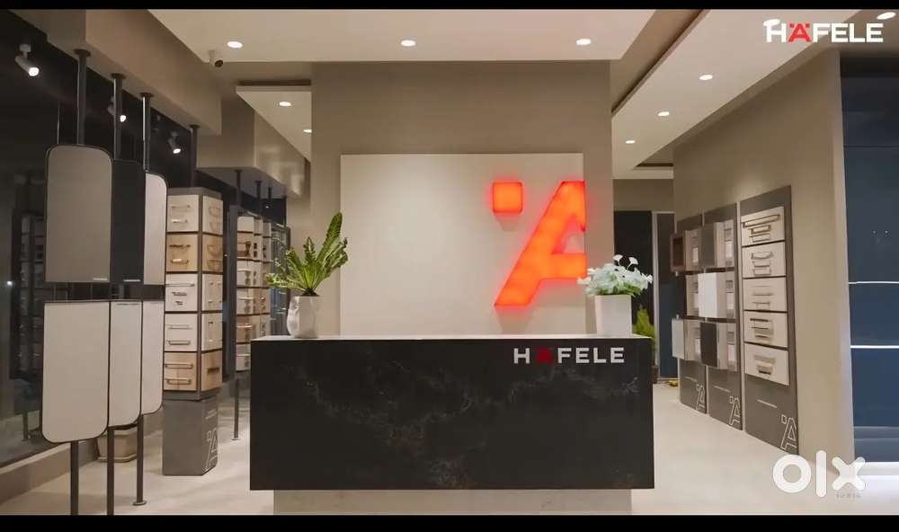 Good-looking female  should be graduate or post graduate